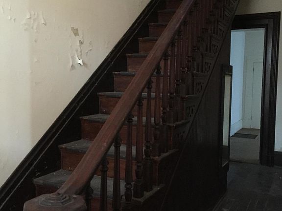 4th image of 936 Dayton St