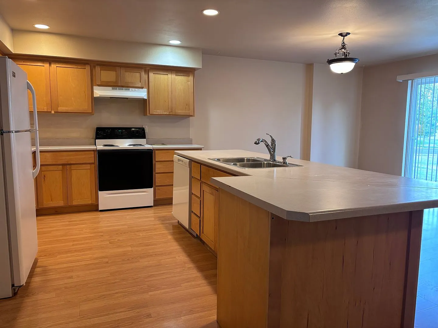 Spacious 3BR 2BA duplex home with attached garage. — Photo 4