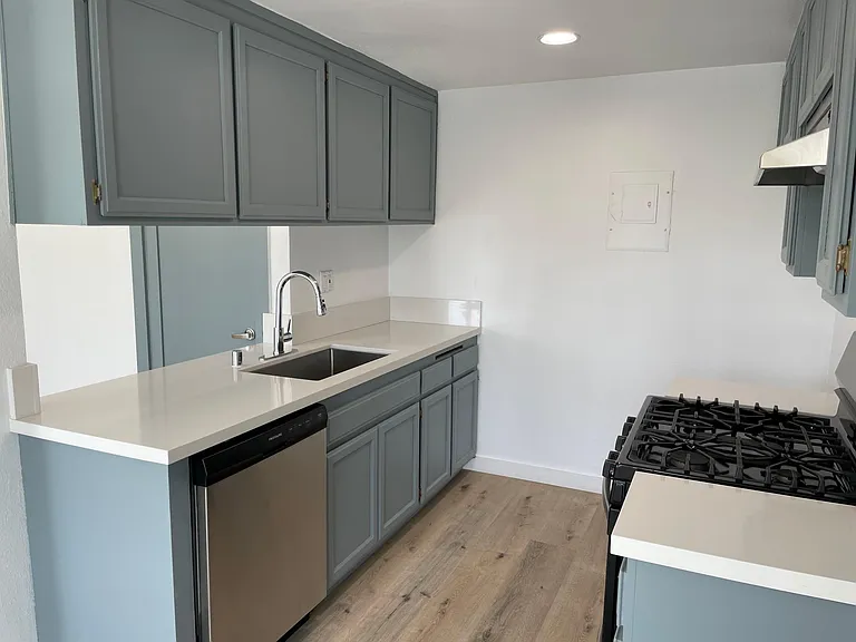Chateau Canoga Apartments — Photo 12