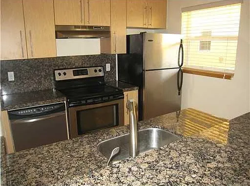 811 NE 14th Pl #6 — Photo 7