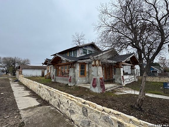 3rd image of 834 Iowa