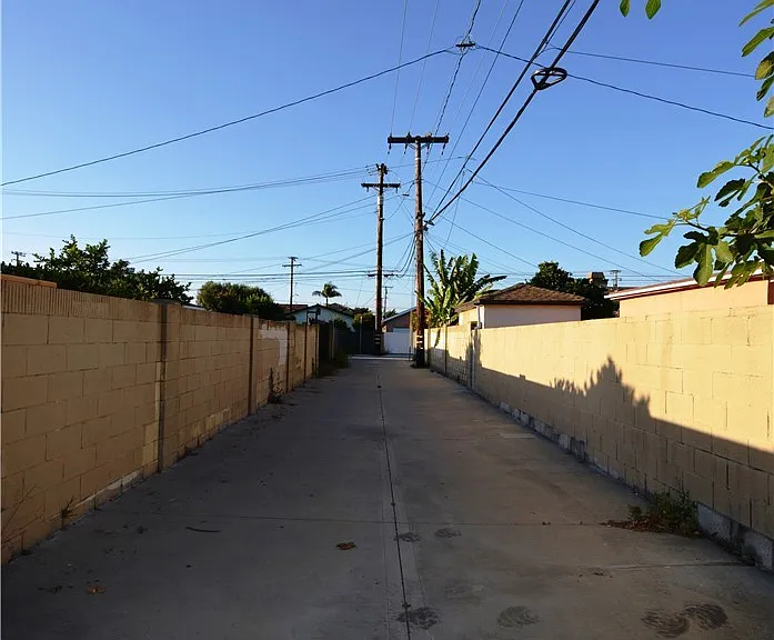 18328 Devlin Ave — Photo 29