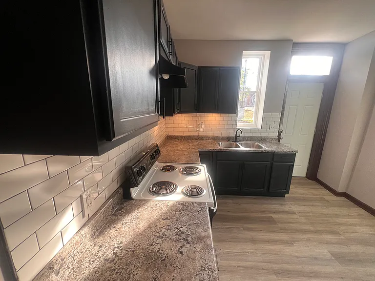 2122 Jefferson St — Photo 9