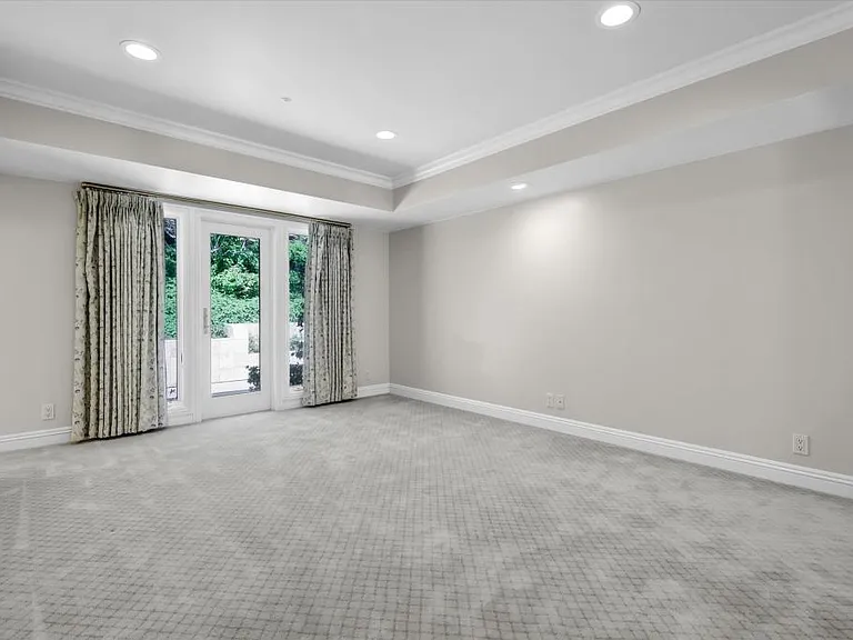 1070 Granville Dr — Photo 15