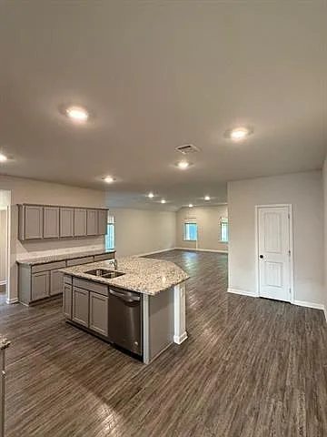 4 bed, 2.0 bath, 2079 sqft, $2,100 — Photo 4