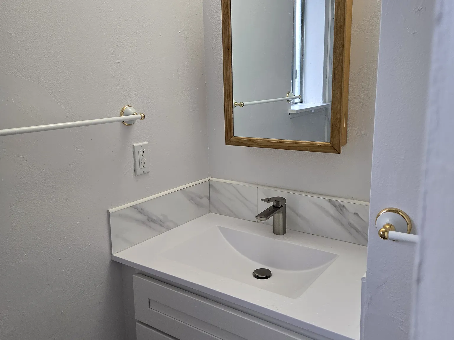 3 bed, 1.5 bath, 1200 sqft, $2,250 — Photo 2