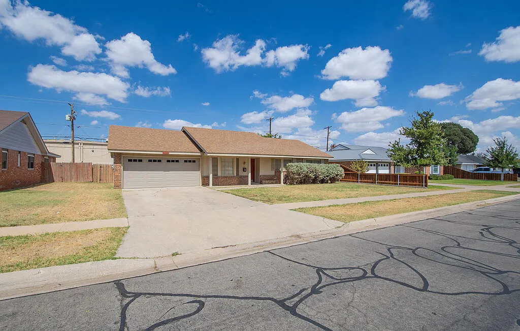 3 bed, 2.0 bath, 1724 sqft, $2,500 — Photo 2