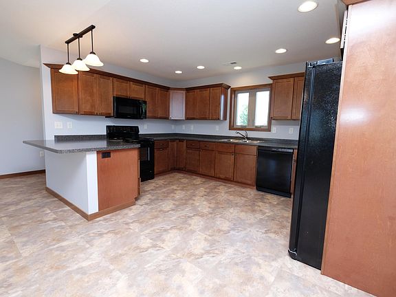 3rd image of 807 Lakeview Dr