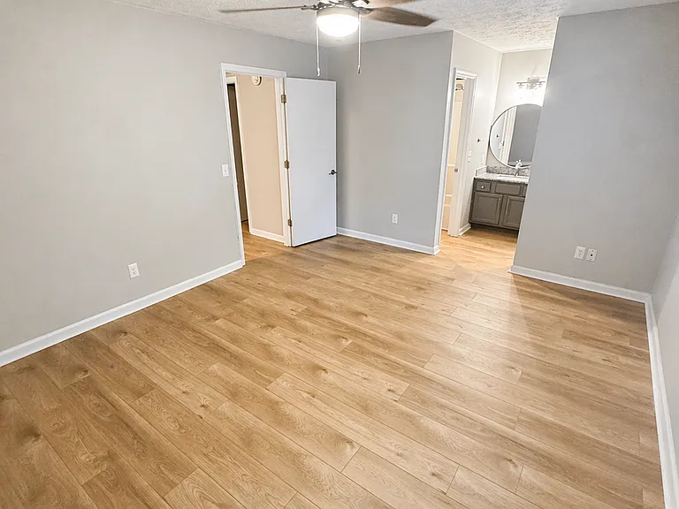 900 Hollins Rd — Photo 11