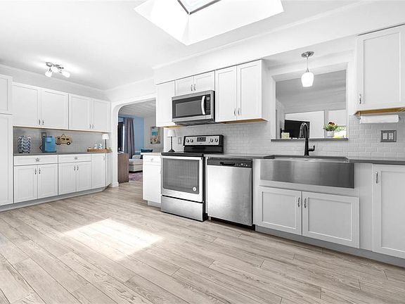3rd image of 144 BEVERLY DR