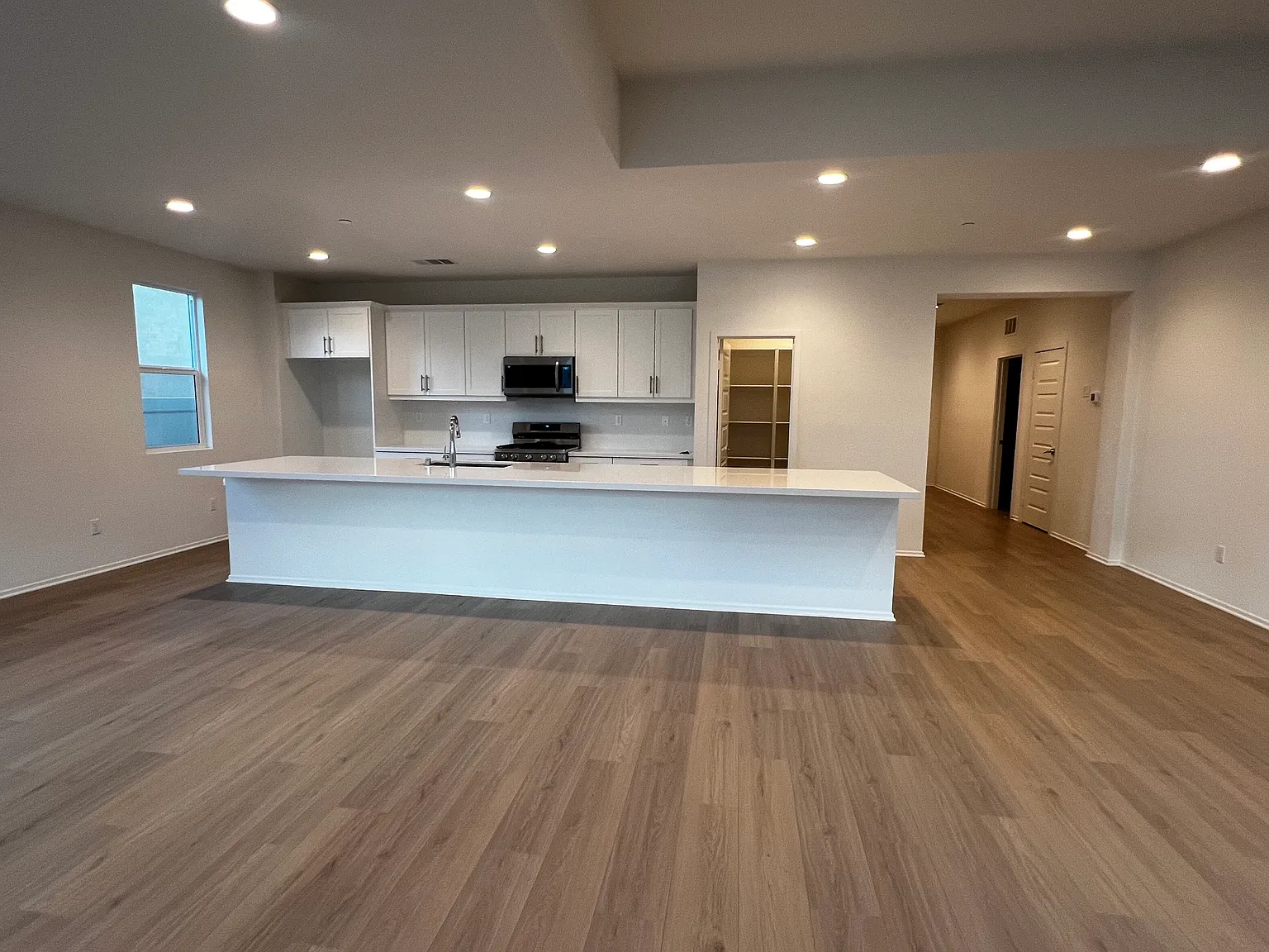 4 bed, 2700 sqft, $3,200 — Photo 4