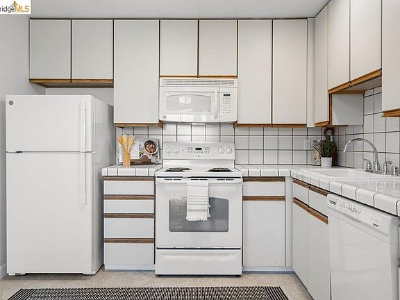 5th image of 501 Arguello Blvd APT 301