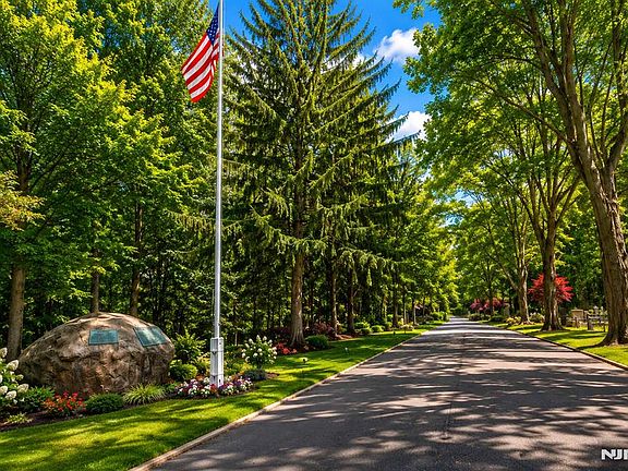 3rd image of 18 Monument Ln