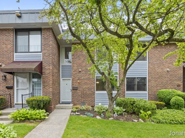 2436 E Collier Ave SE, Kentwood, MI 49546
