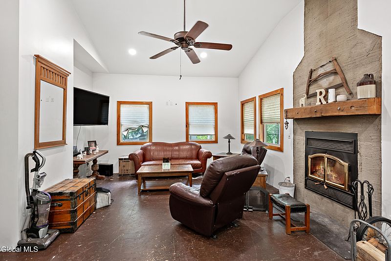 3rd image of 5761 Lake Road