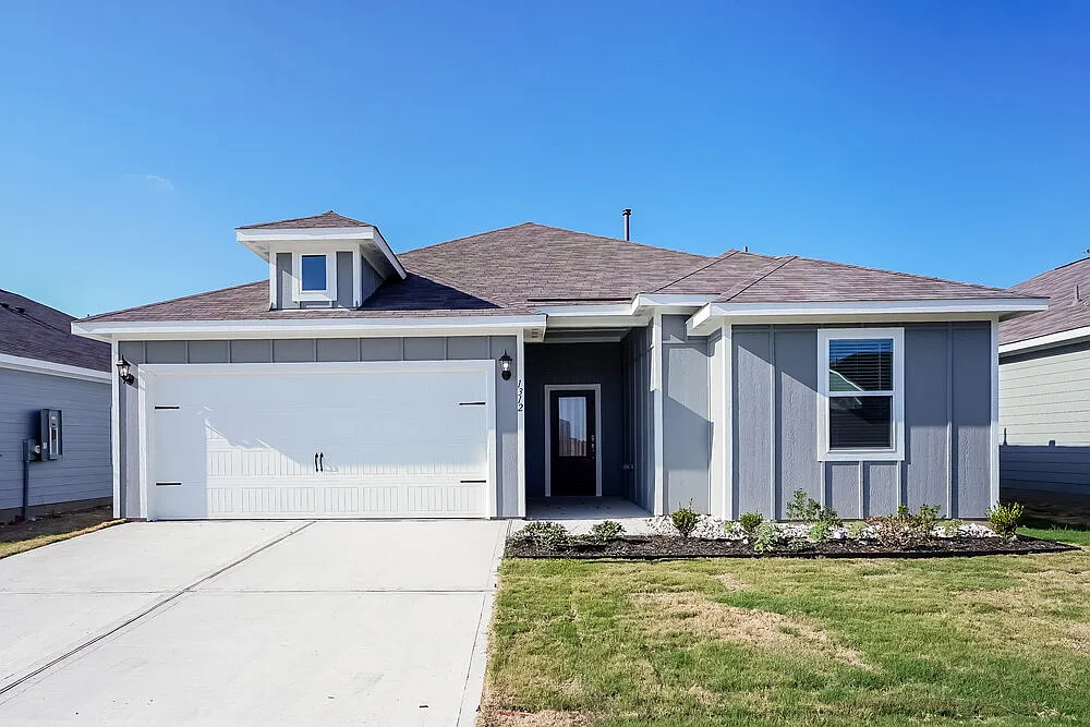 4 bed, 2.0 bath, 1724 sqft, $2,215 — Photo 1