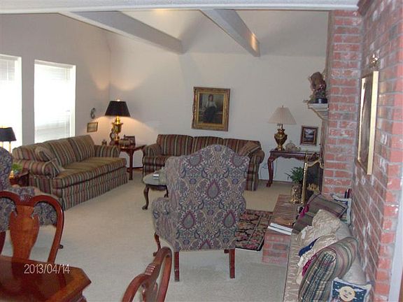 5th image of 219 W Hillcrest Ln
