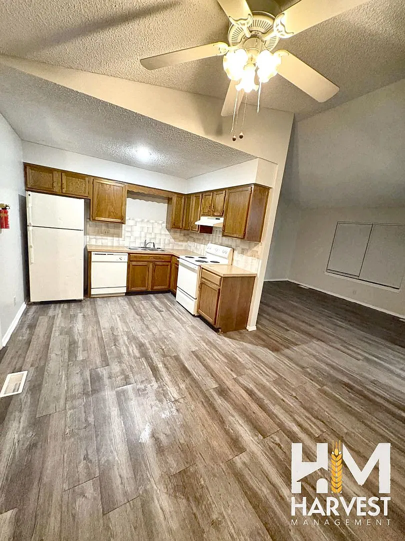 1302 E Selma — Photo 1