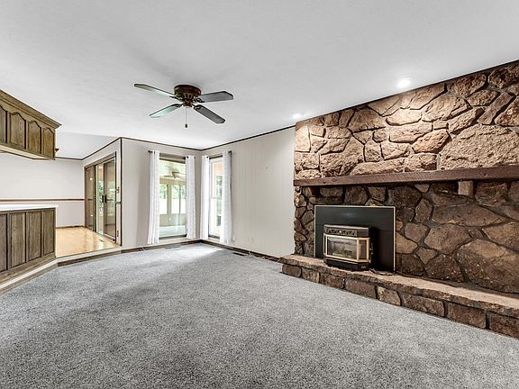 4th image of 3022 E Belmont Street