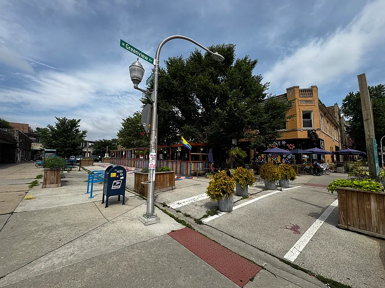 7363 N Greenview Ave — Photo 4