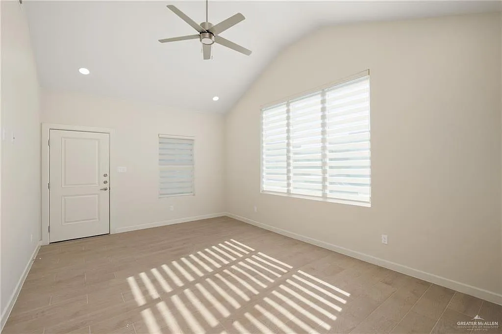 3 bed, 2.0 bath, 1073 sqft, $1,350 — Photo 2