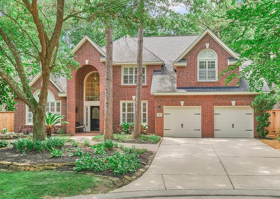Welcome home to 26 Classic Oaks Place in The Woodlands, Alden Bridge. This home is located in the popular Spring Hill neighborhood and is close to parks, pools, shopping, dining and so much more!