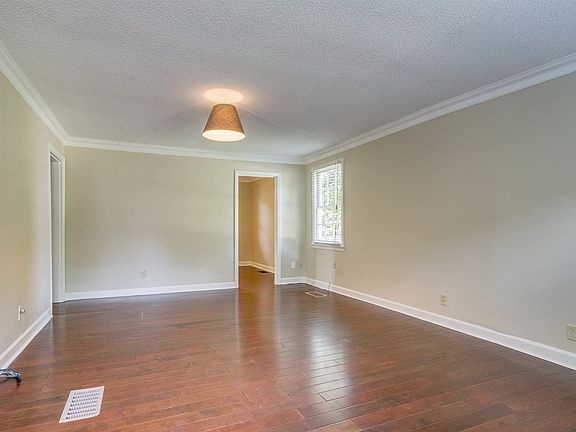 2nd image of 81 S Larchmont Cir
