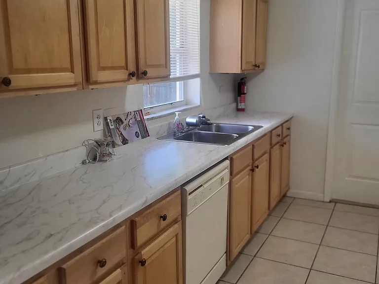 1231 W Wellington Dr — Photo 3