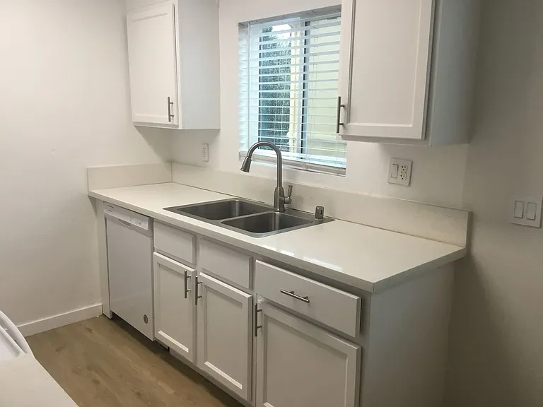 COMPLETELY REMODELED TOWNHOUSE FOR RENT — Photo 7