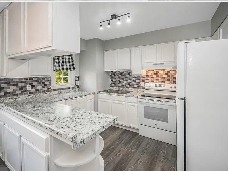 712 Olde Greenwich Cir — Photo 3