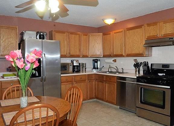 Spacious kitchen with plenty of cabinet space!