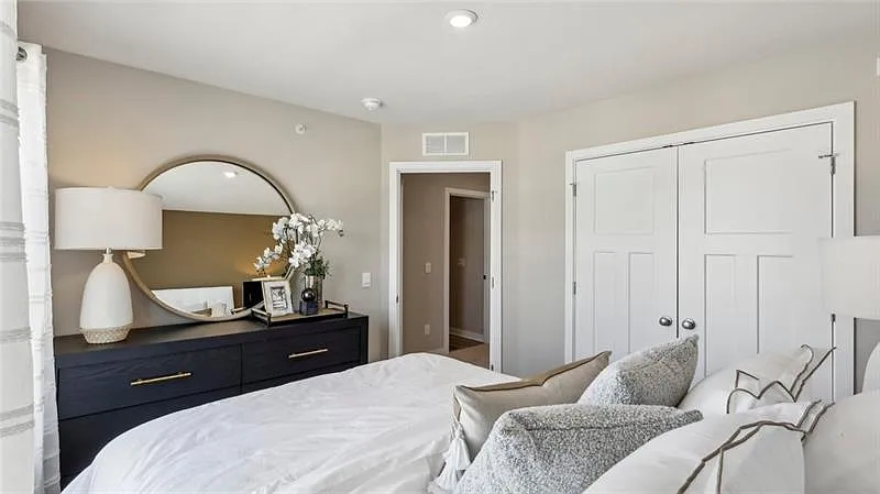 3 bed, 2.5 bath, 2208 sqft, $2,800 — Photo 4