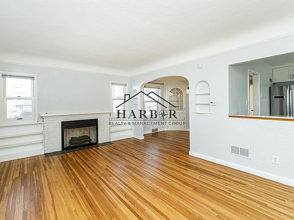 3rd image of 116 16th Ave NW