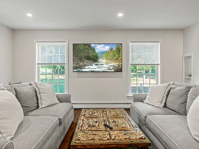 341 Crum Creek Ln — Photo 4