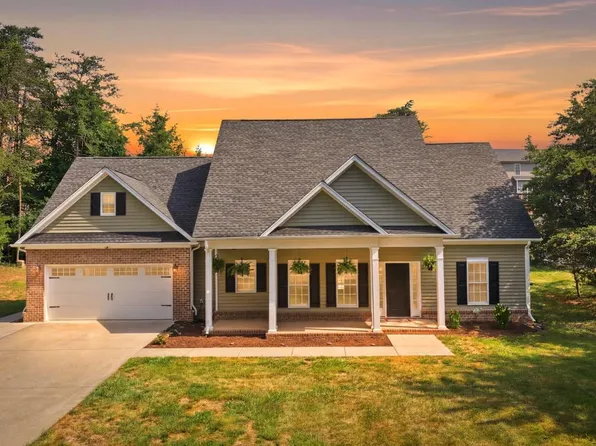 1305 Daltons Dr, Forest, VA 24551