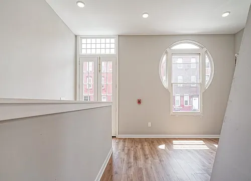 1827 W Diamond St Photo 1