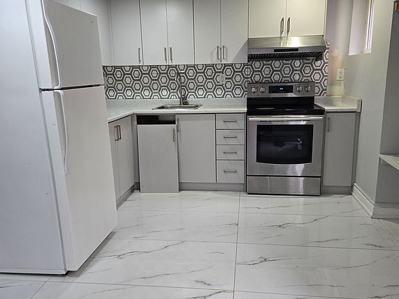 2nd image of 18 Markham St