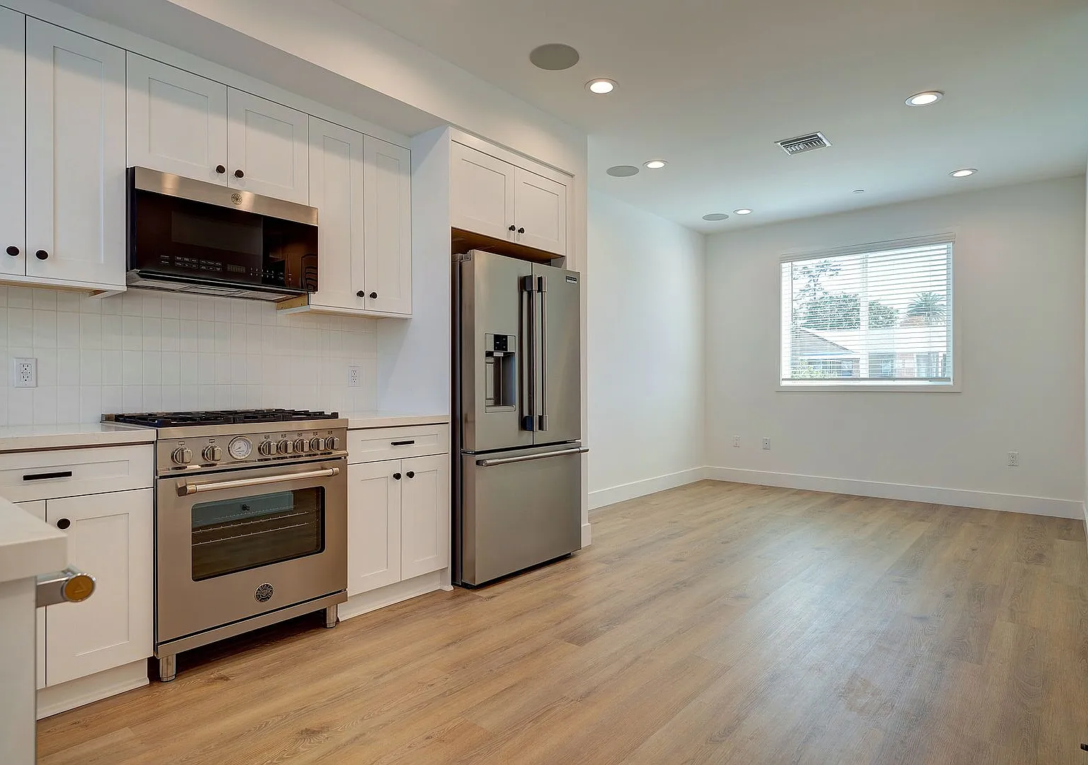 Fantastic Multi-Level Townhome - 2 bed plus Den/Office/3rd bedroom and 3 bath with garage in Mid-... — Photo 1
