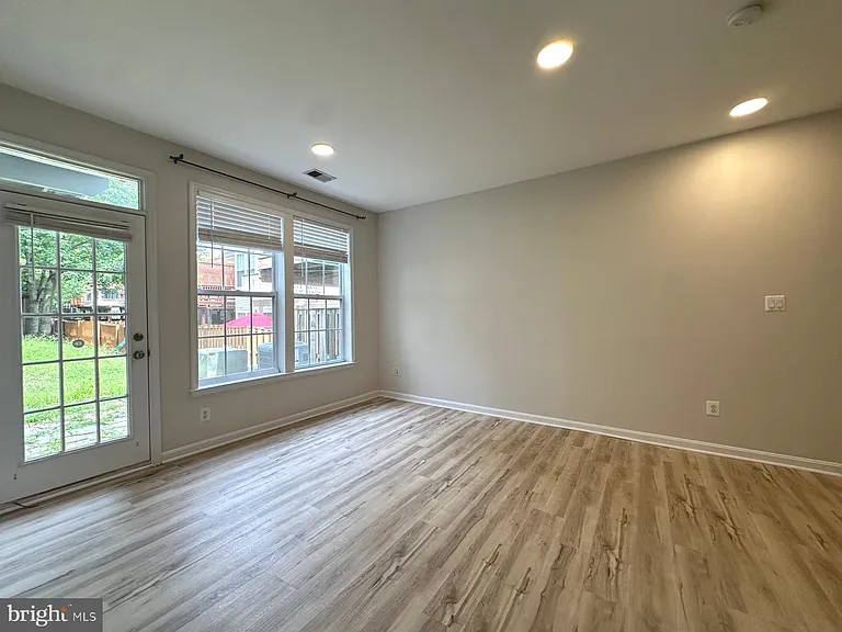 44272 Silkworth Ter — Photo 38