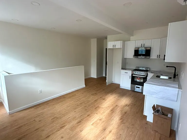 92 Bloomfield Ave — Photo 2