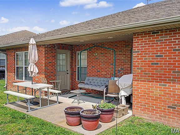 4th image of 387/389 Deerwood Dr W