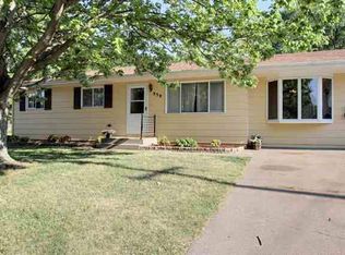 939 Summit Hills Dr, Bettendorf, IA 52722