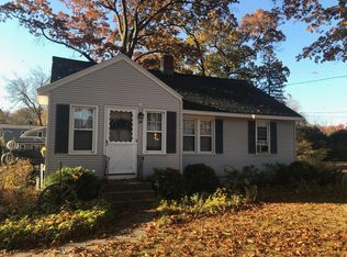 28 Woodside Dr, Agawam, MA 01001