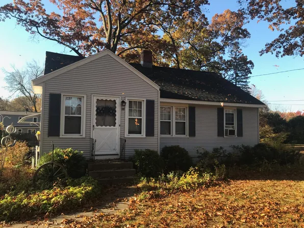 28 Woodside Dr, Agawam, MA 01001
