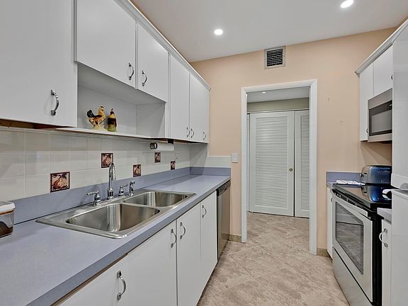 4th image of 400 N Riverside Drive #404