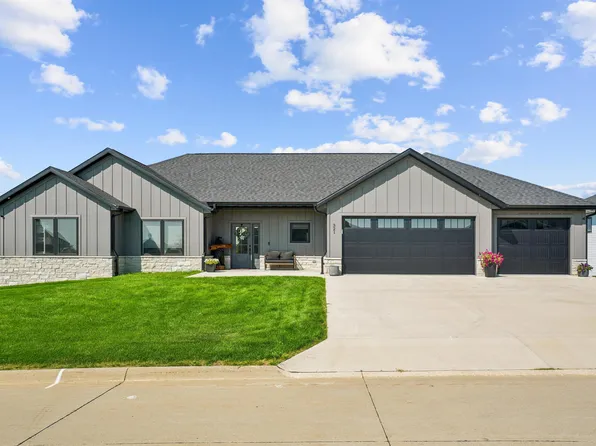 321 Wyatt Dr, Peosta, IA 52068