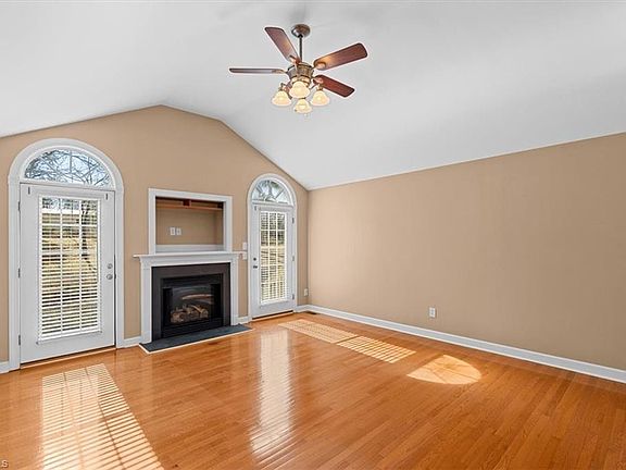 5th image of 4528 Springbrook Dr