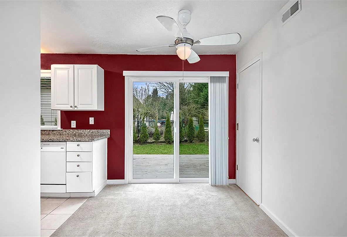 3 bed, 1010 sqft, $2,415 — Photo 3
