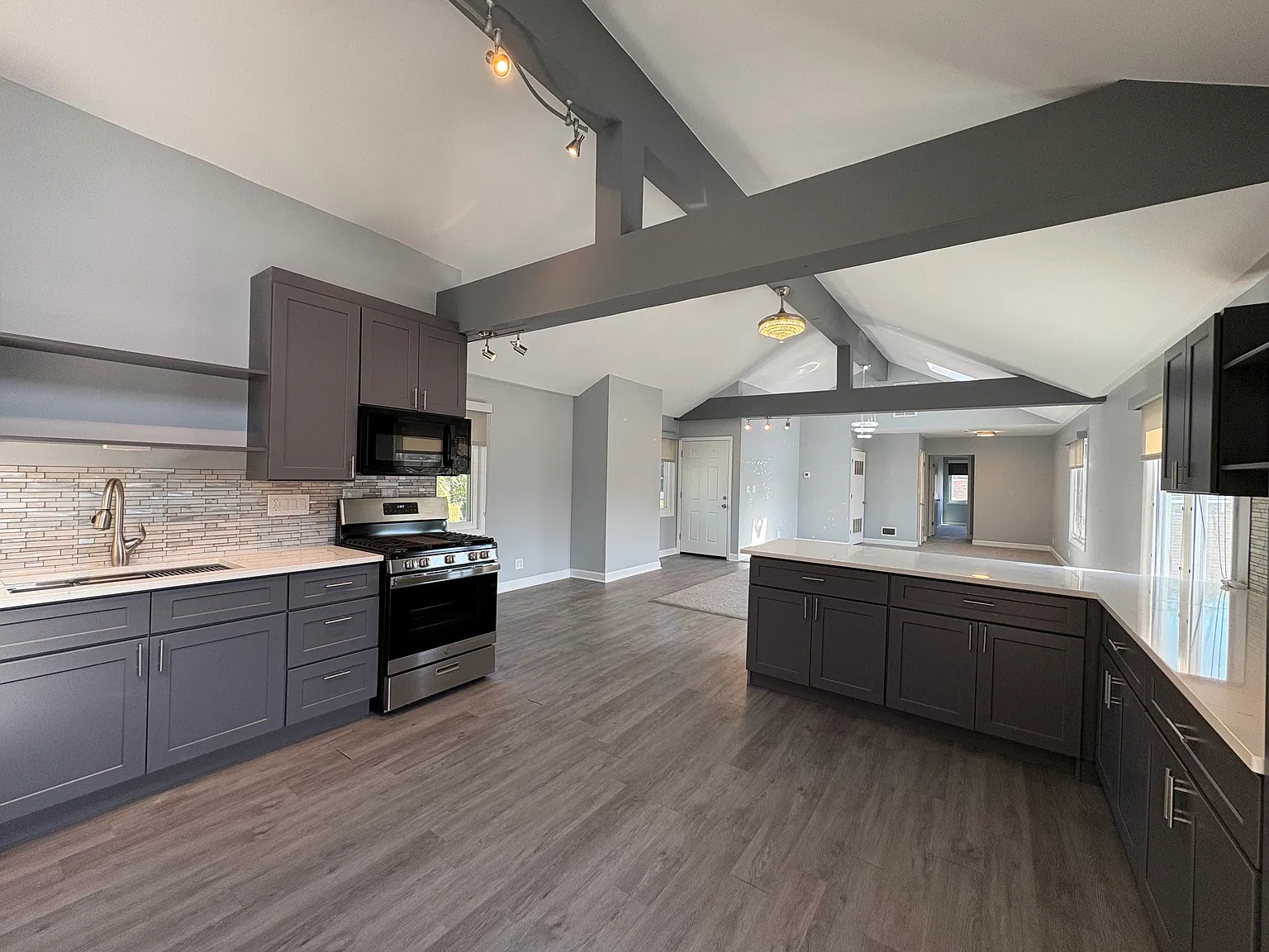 3 bed, 2800 sqft, $2,800 — Photo 2