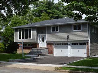 14 Richard Ct, Plainview, NY 11803
